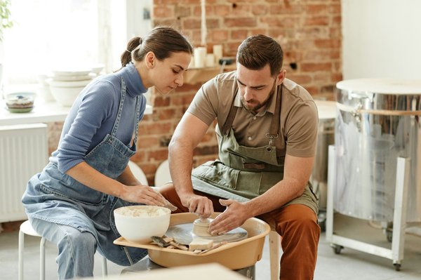 How to choose a holiday rental in the Peak District that offers pottery wheel access?